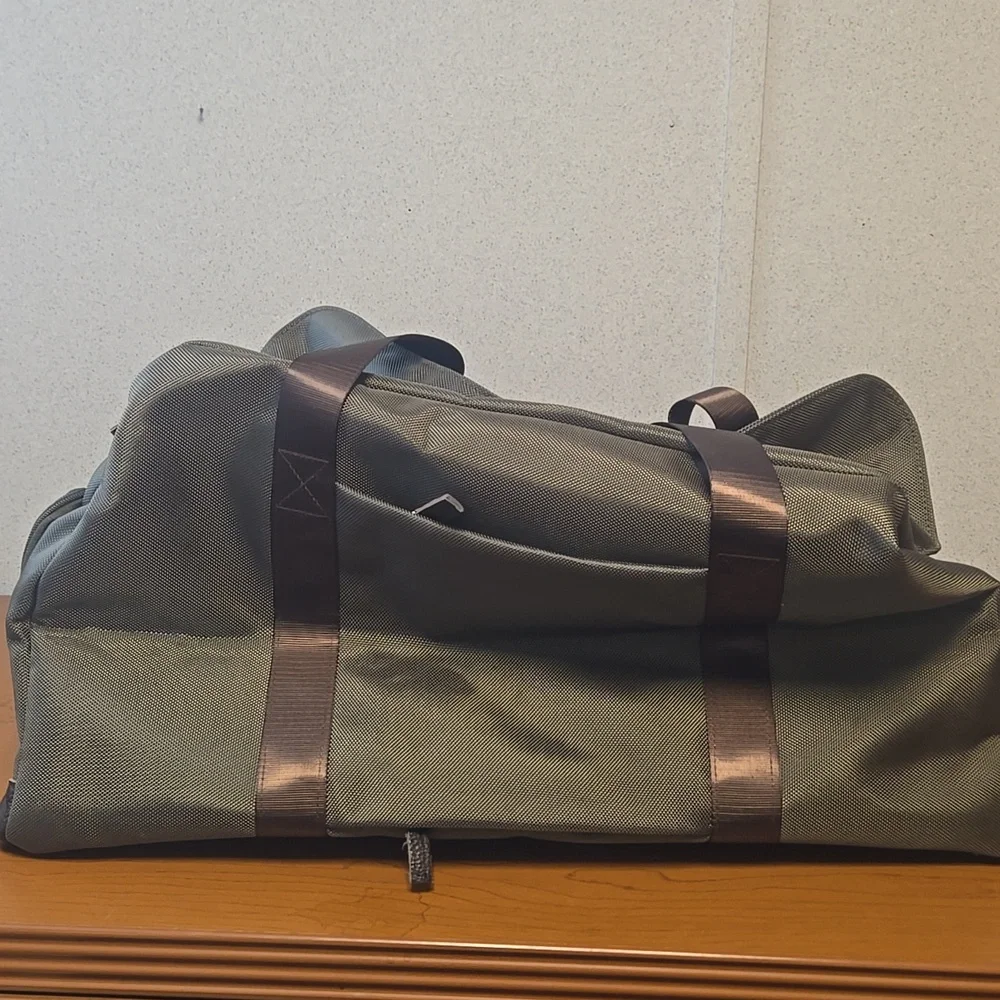 NWT Abercrombie & Kent Large Travel Safari Army Green And Brown Duffle Bag